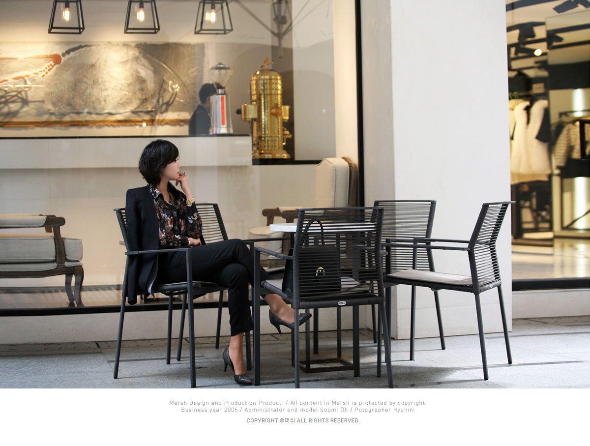 <i class="box">M E R S H</i><i>MODERN & CHIC</i>